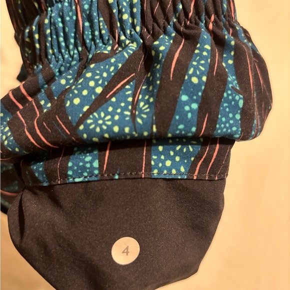 Lululemon paper page shorts size 6 palm leaf print - Picture 6 of 6